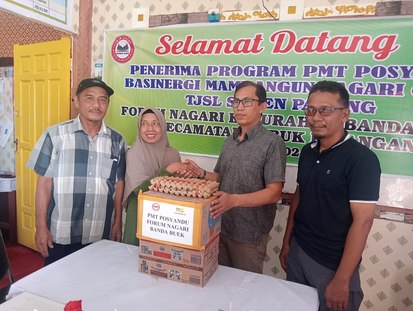 PT Semen Padang, melalui Forum Nagari Kelurahan Bandar Buat,  menyalurkan bantuan Pemberian Makanan Tambahan (PMT) untuk 14 posyandu di Kelurahan Bandar Buat